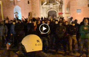 "Mordercy!" pod Katedrą w Oliwie. Kibole z policją "pilnują" katedry