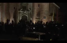 Narodowcy "bronią" katedry w Oliwie przed protestującymi kobietami.