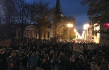 Mocne słowa kieleckiego biskupa do protestujących. "Wara od mojej katedry"