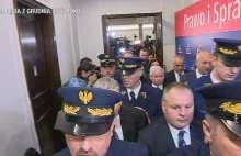 Straż Marszałkowska otoczyła Kaczyńskiego kordonem w sejmie