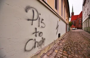 Wrocław - zdewastowany zabytkowy Ostrów Tumski.