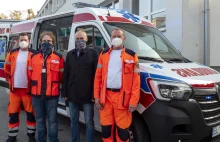 Nowy ambulans na Bałutach w Łodzi do przewozu pacjentów.