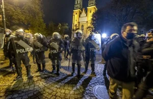 Obrońcy Katedry Poznańskiej skopali uczestniczkę protestu kobiet