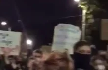 Protestujący w Szczecinie śpiewają Mazurka Dąbrowskiego (27.10.2020 r.)