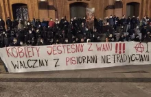 W Białymstoku ludzie broniący kościoła wspierają strajk kobiet.