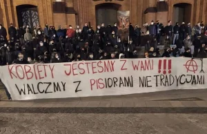 W Białymstoku ludzie broniący kościoła wspierają strajk kobiet.