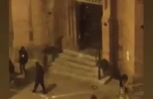 Lewacka bojówka atakuje ludzi stojących pod kościołem.