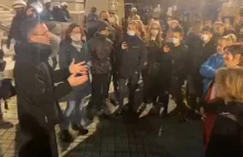 Katowice. Ksiądz wyszedł do protestujących: "Ja też jestem przeciwko PiSowi!"✌