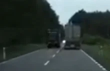 Ciężarówka wyprzedza. A kierowca osobówki niech ucieka w krzaki albo ginie...