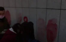 Protestujący zmywają farbę z pomnika AK. Nie ma miejsca na prowokacje!