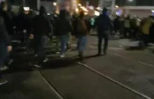 Kibice idą spokojnie przez Poznań, protestujący uciekają na ich widok