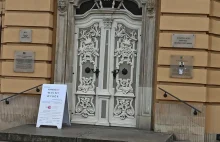 Przed wrocławskim kościołem stanęła tablica: „Popieramy wolny wybór”