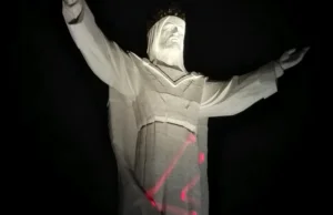 Wyświetlili błyskawice na pomniku jezusa!
