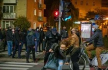 Atak na demonstracje we Wrocławiu. Pogotowie zabrało do szpitala dwie osoby.