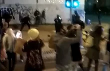 Bojówkarze atakują demonstrantów. Policja to ignoruje