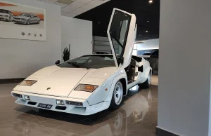 W Radomiu zamieszkał lamborghini countach. Stoi pomiędzy passatem a qashqaiem