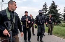 Łukaszenka kazał rozdać broń“drużynom ludowym”, bo “w Grodnie wywieszano polskie
