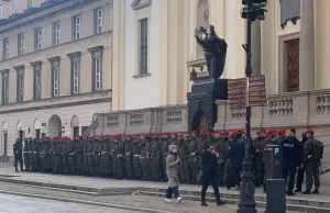 Żandarmeria otoczyła schody pod kościołem św. Krzyża