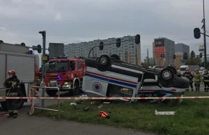 Dachowanie ambulansu na Rondzie Inwalidów na Widzewie w Łodzi