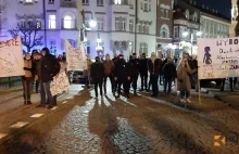 Protesty w Rzeszowie. Przepychanki protestujących z nacjonalistami! [VIDEO]