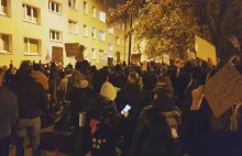 Protest przed blokiem posła PiS Bartłomieja Wróblewskiego w Poznaniu