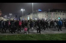 Kolejny dzień protestów w Gdańsku - "tramwaje" pozdrawiają protestujących.