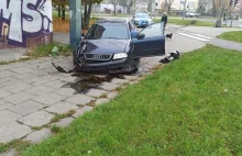 Ukraińcy na bani rozbili samochód na sygnalizatorze.