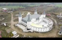 Bajkowy zamek pośrodku pola na wielkopolskiej wsi 1.11.2020