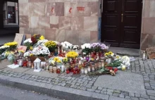 Toruń: znicze przed biurem PiS i Radia Maryja. Protestujący zostawili nekrolog