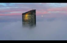 Sky Tower w chmurach - niezwykły wschód słońca we Wrocławiu