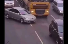 Mężczyzna zakłada, że ciężarówka się zatrzyma