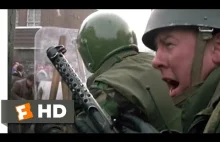 "W imię ojca" (1993) - scenta buntu mieszkańców, rząd używa wojska