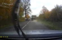 Z jadącej ciężarówki wypadały kamienie. Leciały wprost na auto policjanta...