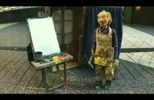 Marionetka maluje obraz