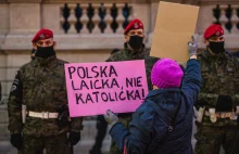 Kościół katolicki osamotniony w ocenie protestów.