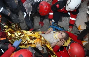 Czteroletnia dziewczynka uratowana spod gruzów cztery dni po trzęsieniu...