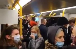 Wspólne śpiewanie pieśni patriotycznych w metrze