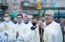 Katolicy w Polsce prześladowani jak Żydzi przed wojną? Abp Gądecki znów odleciał
