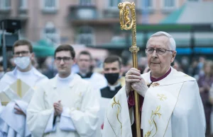 Katolicy w Polsce prześladowani jak Żydzi przed wojną? Abp Gądecki znów odleciał