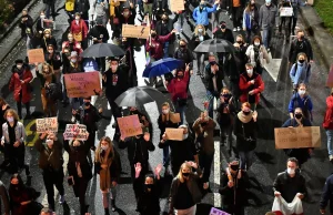 Premier oskarża protestujących o wzrost zakażeń. Ekspert mocno mu odpowiada!