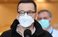 Premier Morawiecki założył maseczkę do góry nogami. Ekspert: to symboliczne