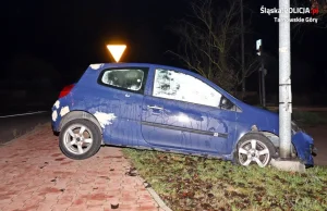 Pijany Ukrainiec rozbił samochód, a policjantom kazał kupić napój i papierosy
