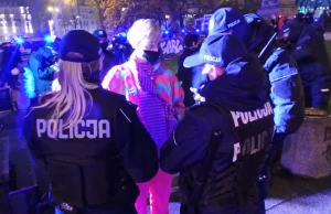 Młodzi zebrali się przed Pałacem Kultury. Policja stłumiła manifestację