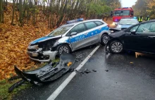 Zderzenie trzech samochodów w Dusocinie. Dwóch policjantów trafiło do szpitala.