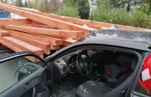 Groźny wypadek na DK71. Drewniane belki wbiły się do środka auta.