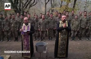 Ormiańscy żołnierze przyjmują chrzest przed wyruszeniem na front.