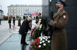 127. miesięcznica smoleńska. Jarosław Kaczyński na zamkniętym pl....