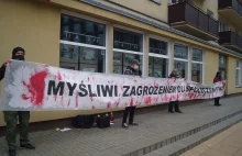 Zapalili znicze przed siedzibą PZŁ. „Pamięci osób zastrzelonych przez myśliwych"