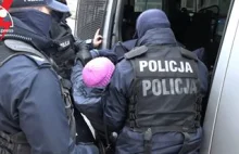 Nagranie, jak Policja zatrzymuje Polską Babcię bez żadnego powodu!