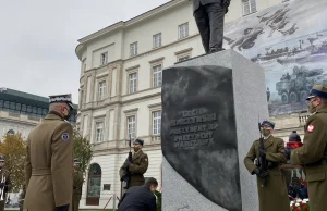 102.rocznica niepodległości.Szef MON złożył kwiaty pod pomnikiem... Kaczyńskiego